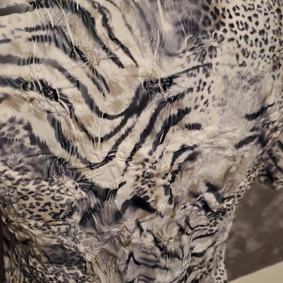 Sno Skins White Animal Print Blouse Sz MD - Picture 5 of 7